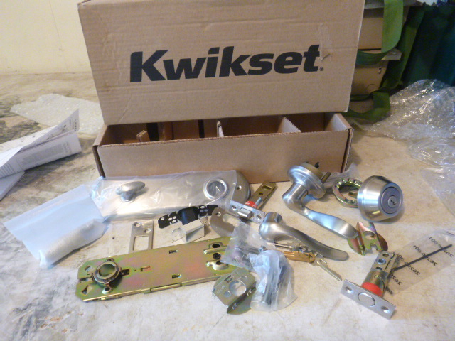 lot 16 image: 2 NEW Kwikset Door Knob Set