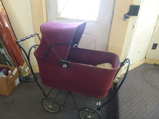 lot 76 image: Vintage Trav-L-Eez Baby Carriage