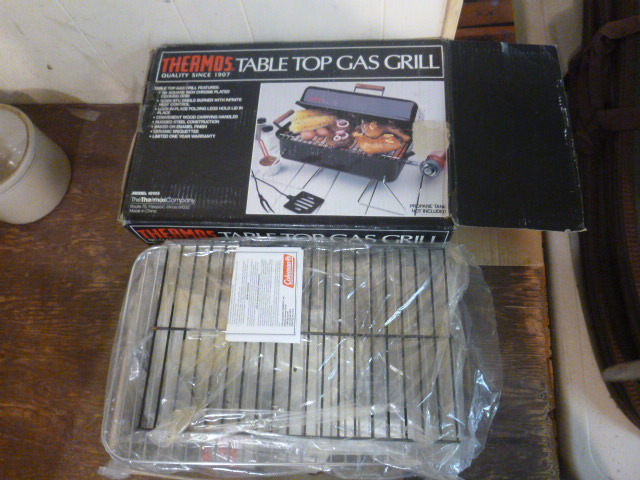 lot 87 image: NEW Thermos Table Top Gas Grill