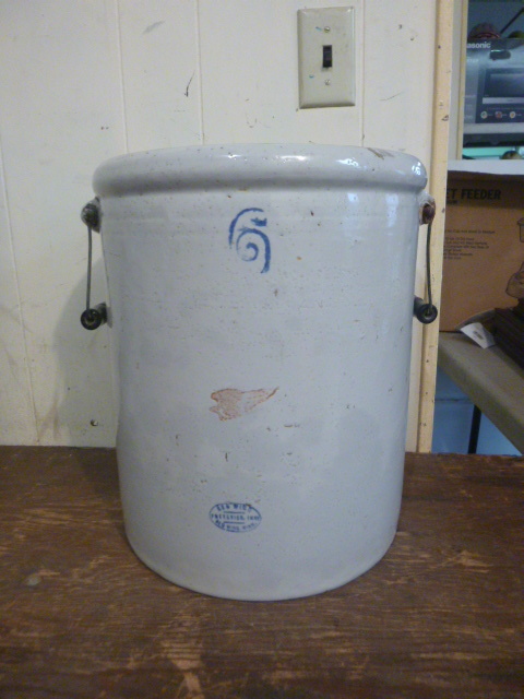 lot 88 image: Vintage Red Wing #6 Crock
