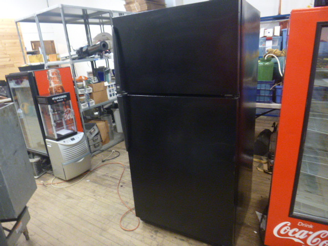 lot 3 image: Amana RefrigeratorFreezer