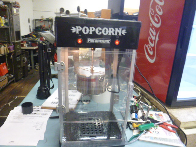 lot 6 image: Paramount Popcorn Machine