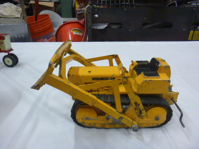 lot 110 image: Vintage Ertl Toys John Deere Bulldozer