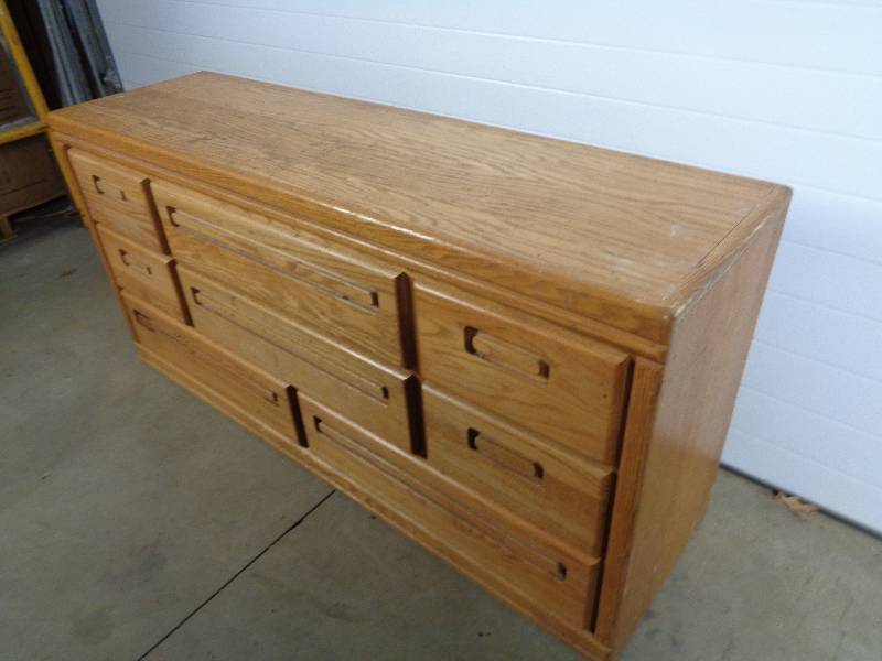 lot 176 image: 8 Drawer Dresser
