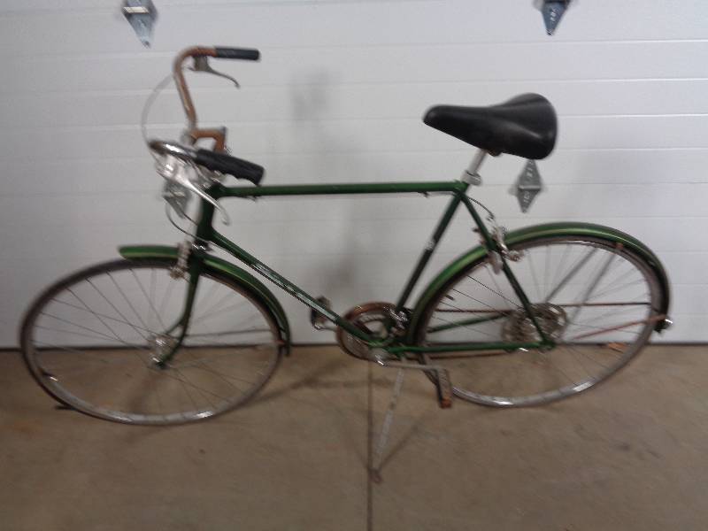 lot 180 image: Vintage Schwinn Road Bike