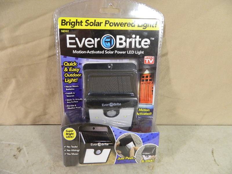 lot 24 image: New Ever Brite Solar Powered Light