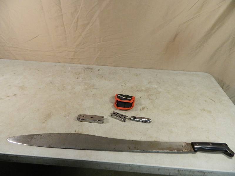 lot 53 image: Knives