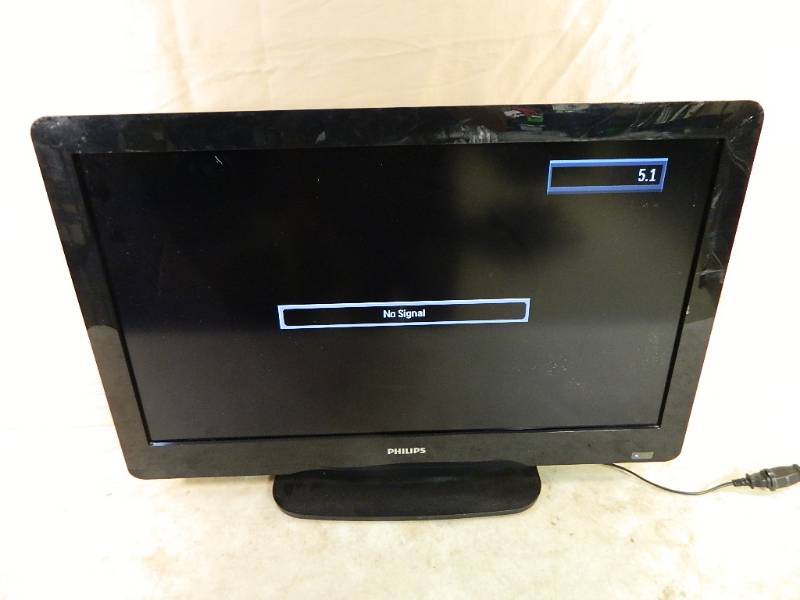 lot 56 image: 32 inch LCD TV