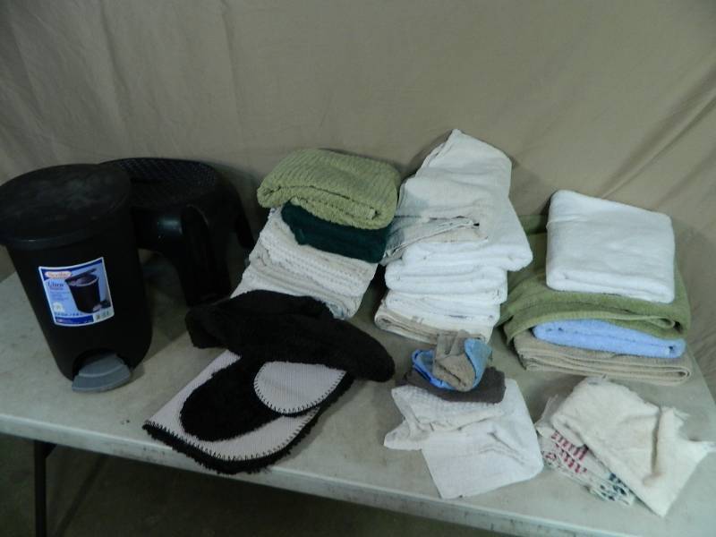 lot 93 image: Towels, Step Stool, Trash Can