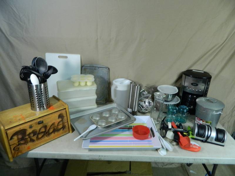 lot 114 image: Kitchen and Cooking Items