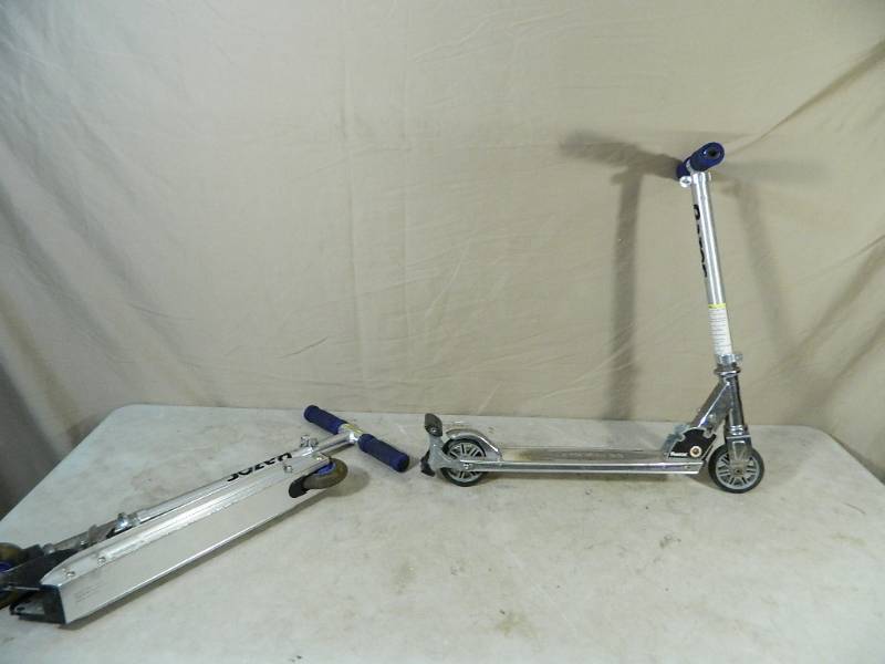 lot 123 image: 2 Kids Folding Razor Scooters