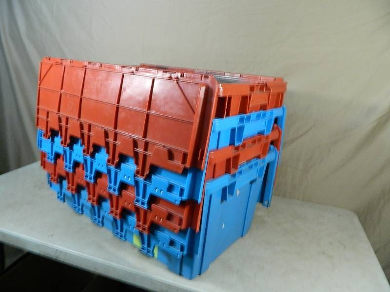 lot 124 image: 4 Commercial Totes