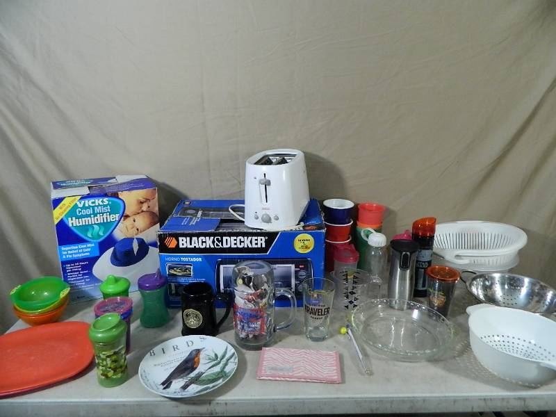 lot 135 image: Pampered Chef and Kitchen Items