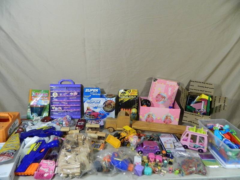 lot 143 image: Toys and Games