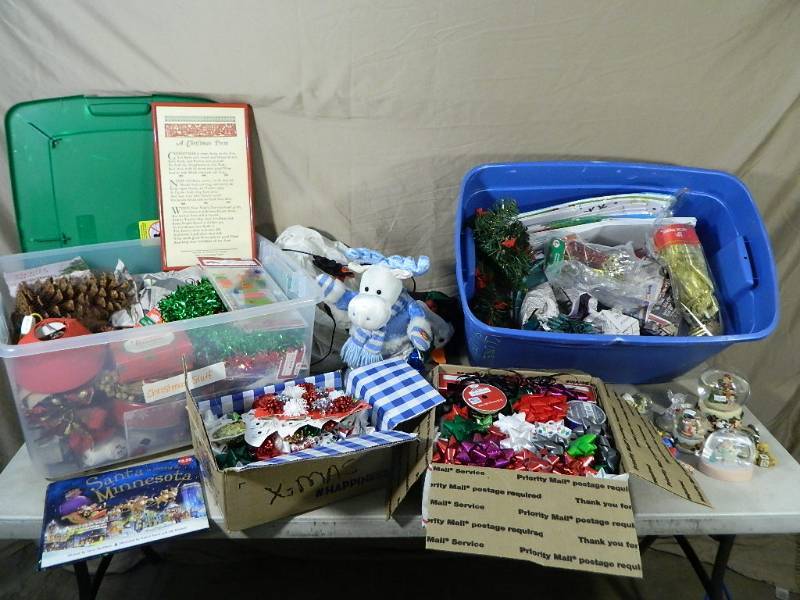 lot 148 image: Christmas Decor