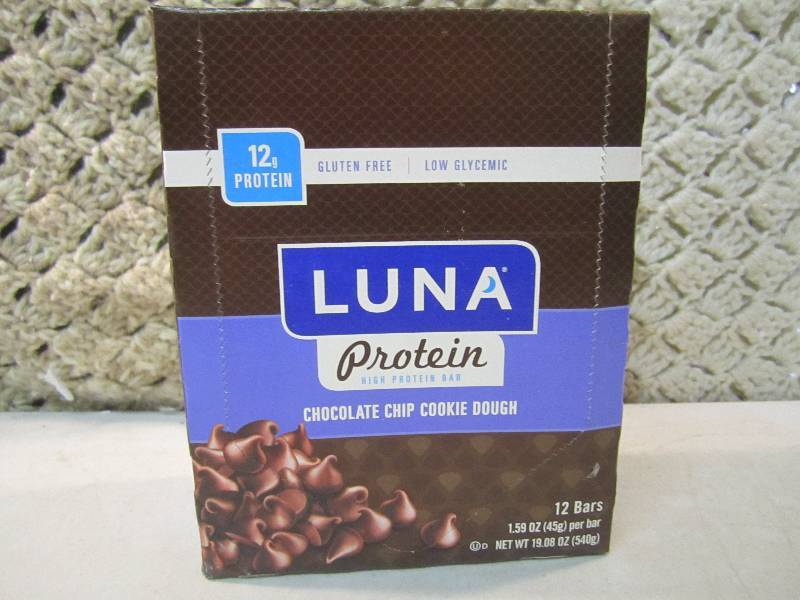 Box of 12 Luna High Protein Chocola...