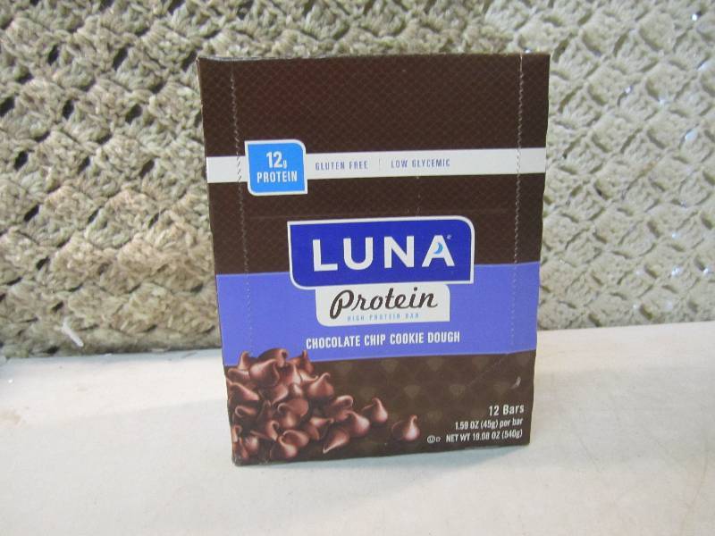 Box of 12 Luna High Protein Chocola...