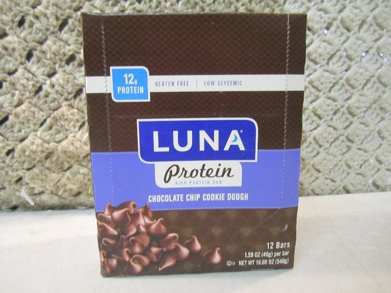 Box of 12 Luna High Protein Chocola...