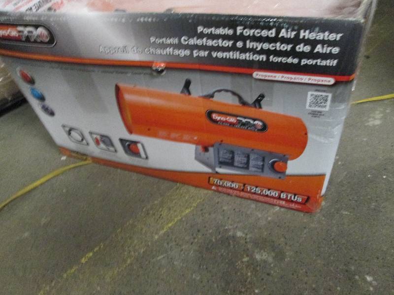 lot 15 image: Dyna Glo Pro 125K BTU Forced Air LP...