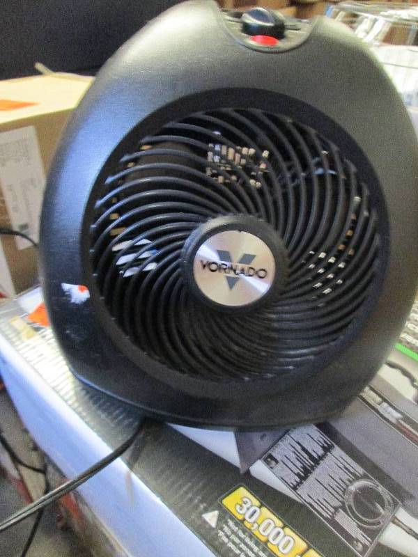 lot 25 image: Vornado 1500-Watt MVH Whole Room Vo...