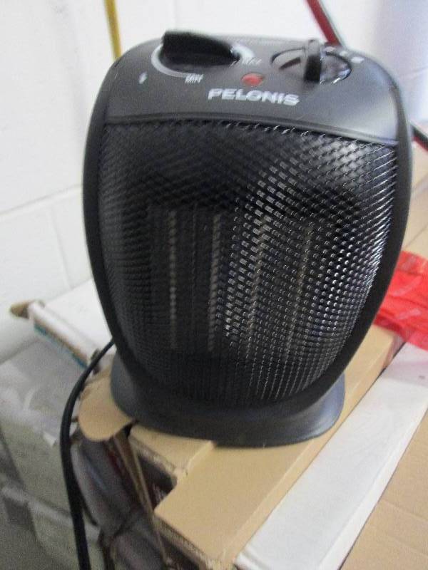 lot 37 image: Pelonis 1500-Watt OPP Ceramic Porta...