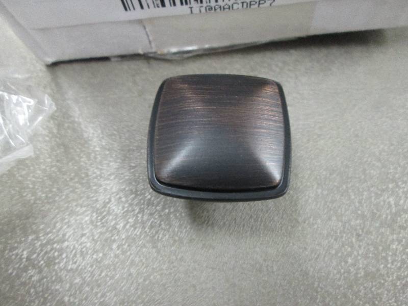 lot 60 image: Box of 25 Cabinet Knobs plus 2 Towe...