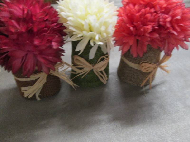 lot 148 image: Set of 3 Mums in Burlap Pots open b...