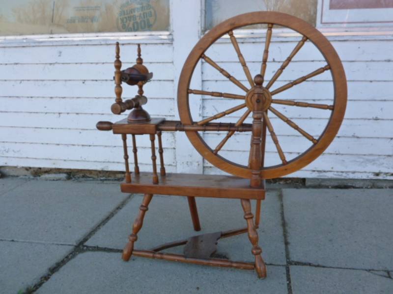 lot 2 image: Vintage Spinning Wheel