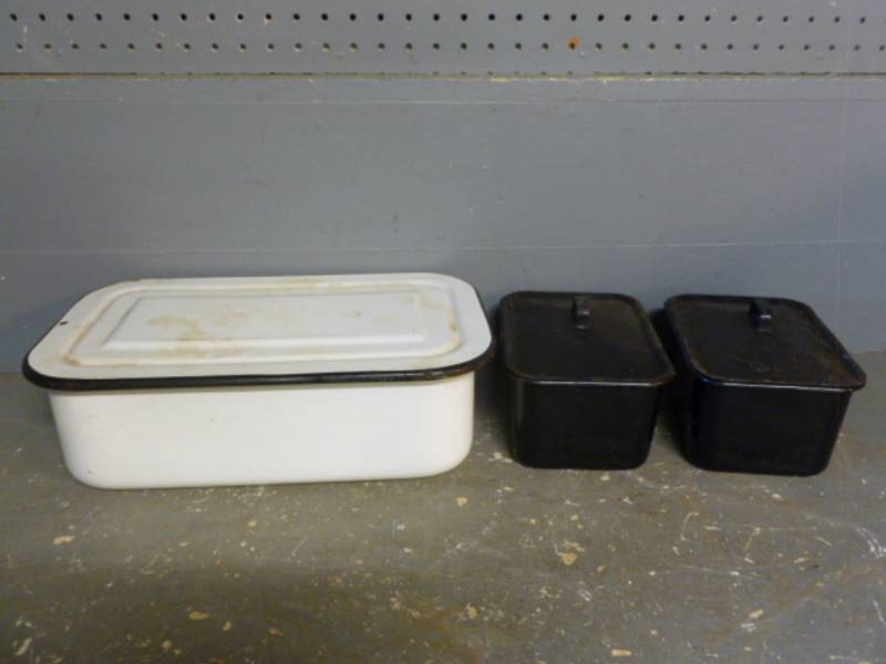 lot 16 image: Vintage Enamelware