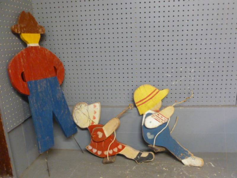 lot 22 image: Vintage Yard Decorations