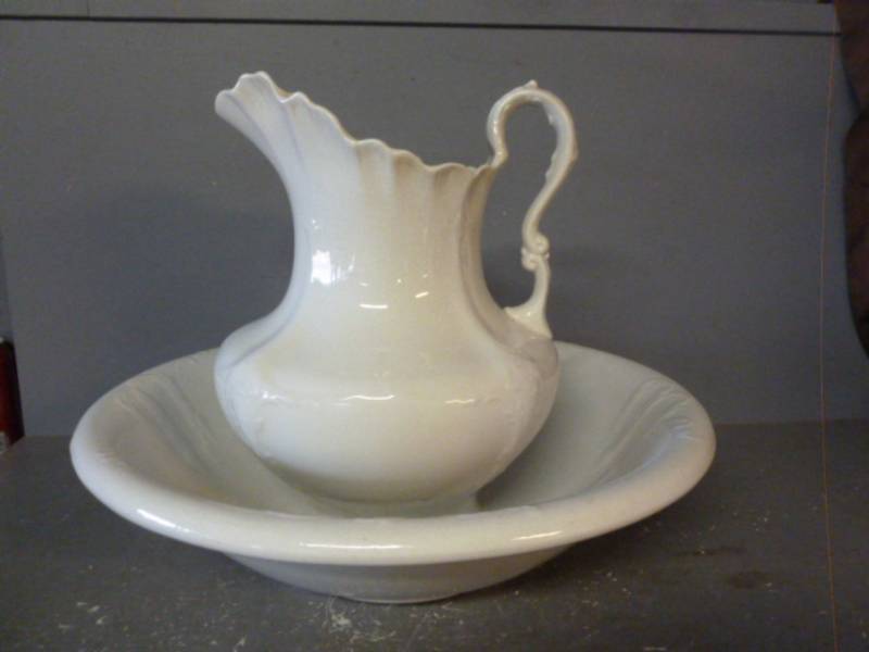 lot 47 image: Vintage Wash Basin
