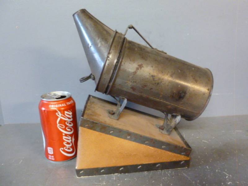 lot 99 image: Vintage Bee Duster