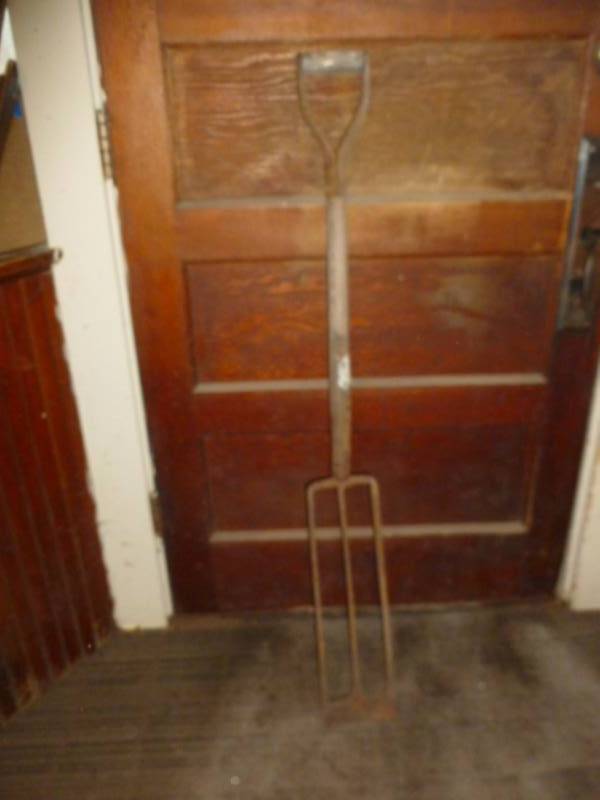 lot 117 image: Vintage Tile Shovel