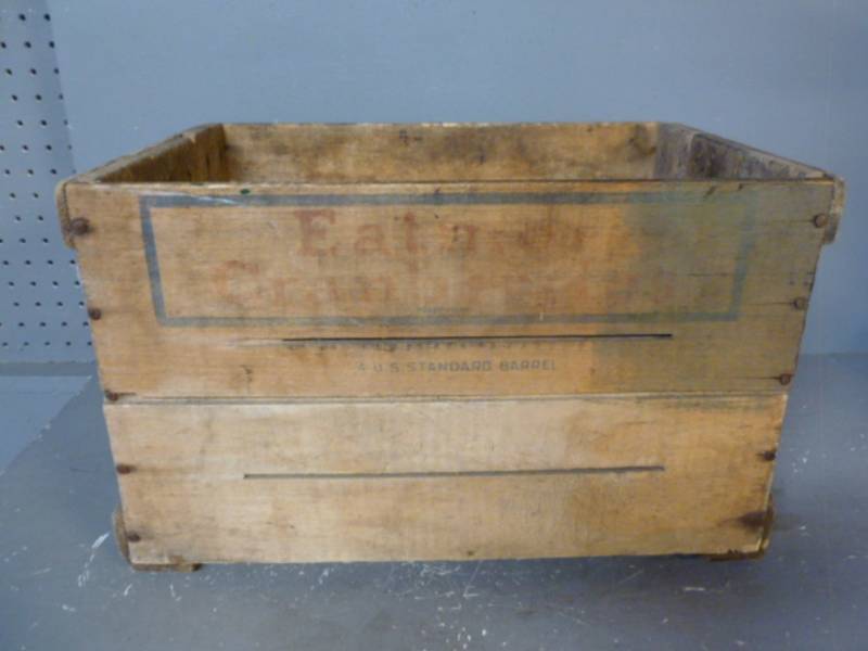 lot 135 image: Vintage Wooden Box