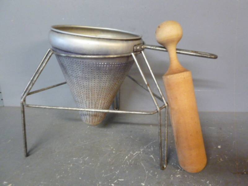 lot 139 image: Vintage Colander