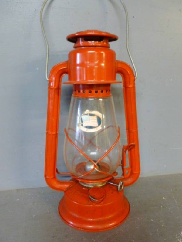lot 141 image: Dietz Barn Lantern