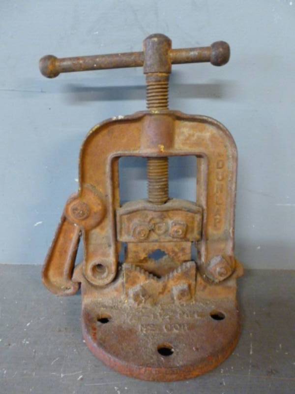 lot 195 image: Vintage Pipe Vise