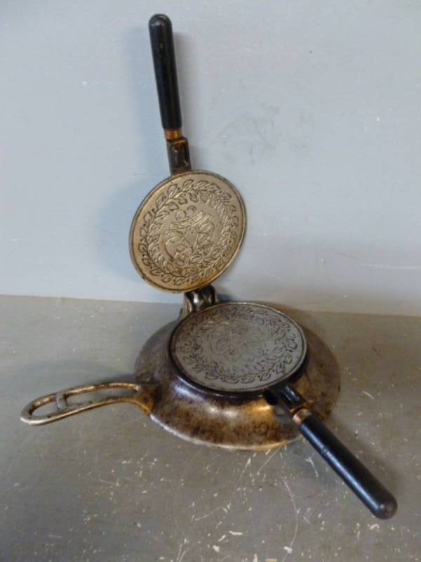 lot 217 image: Vintage Krumkake Iron