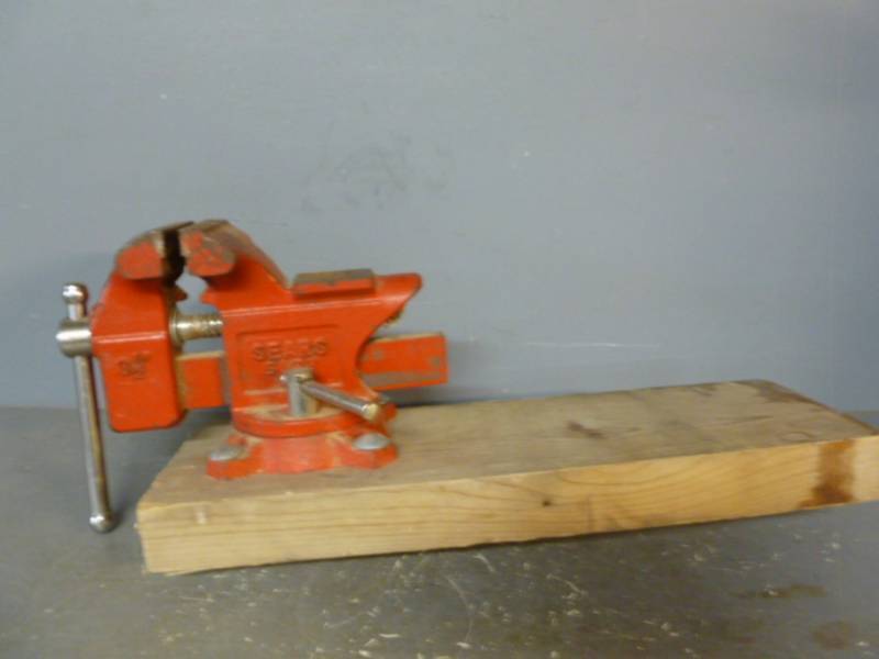 lot 230 image: Bench Vise