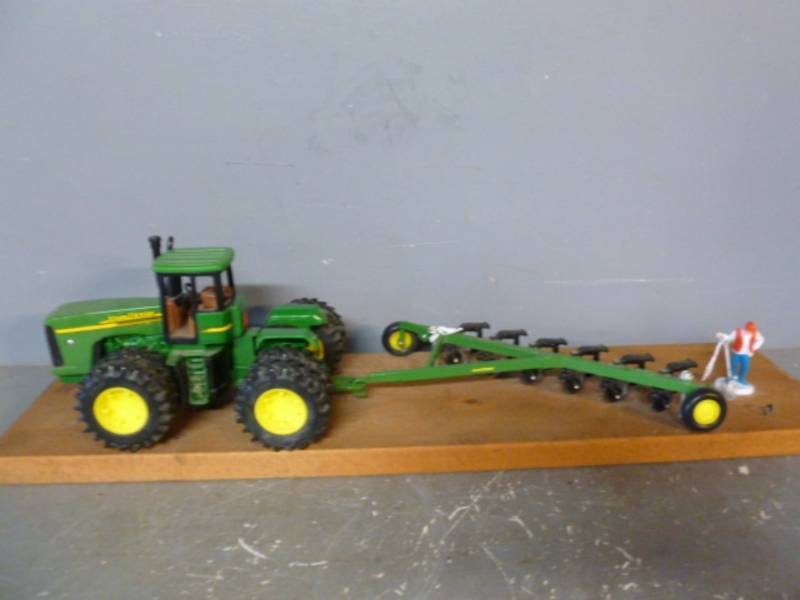 lot 231 image: John Deere Toy Tractor