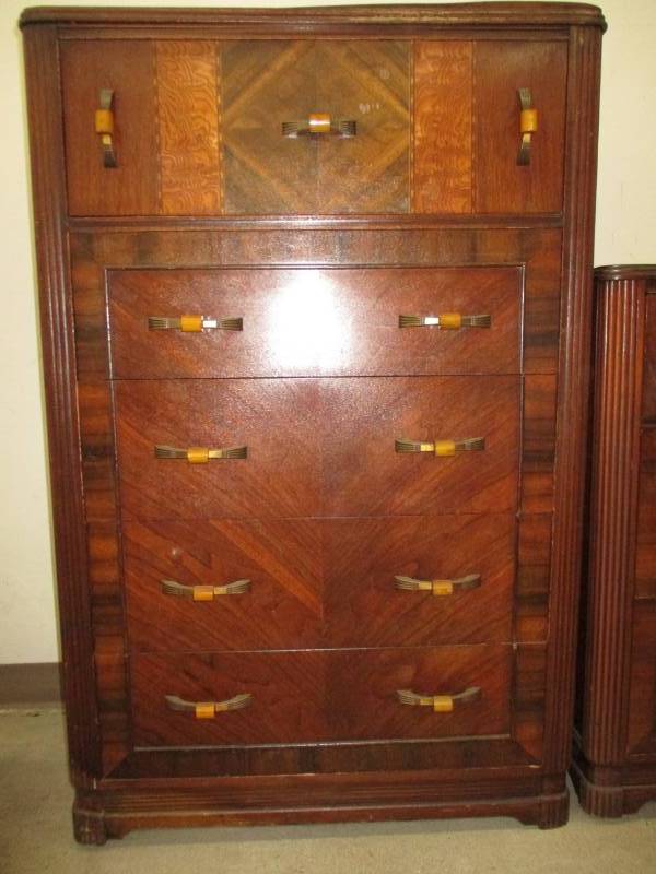 Beautiful Antique Dresser 5 Drawers with bacalite handles