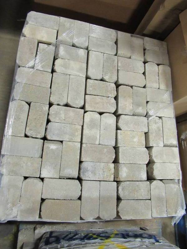 lot 42 image: Pallet of Edging Stone. 3.5 X 3.5 X 7 Approximately 300