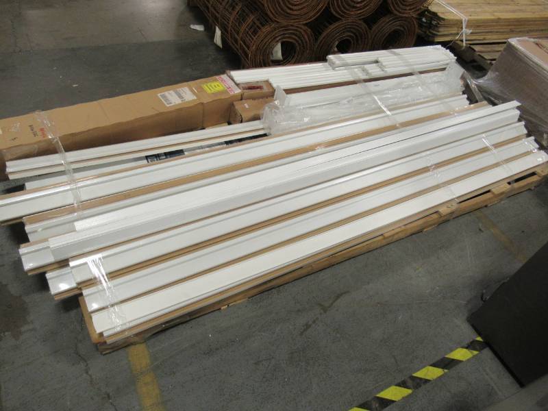 lot 78A image: Pallet of Base and Chair Rail Moulding.  Various Sizes in White.