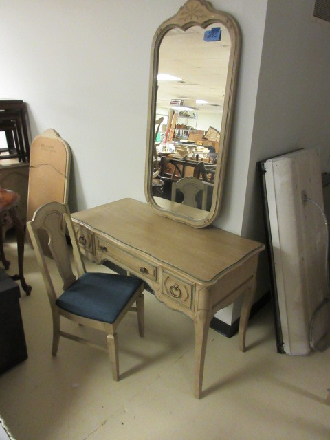 lot 205 image: BROYHILL FRENCH COUNTRY VANITY SET