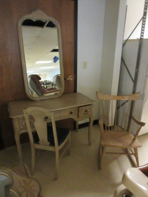 lot 206 image: BROYHILL FRENCH COUNTRY VANITY SET
