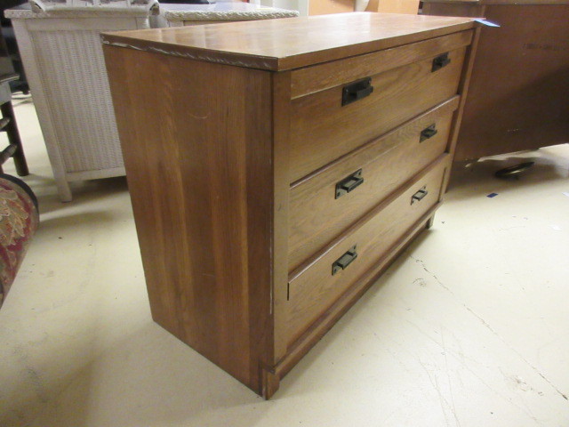 lot 221 image: 3 DRAWER CHEST