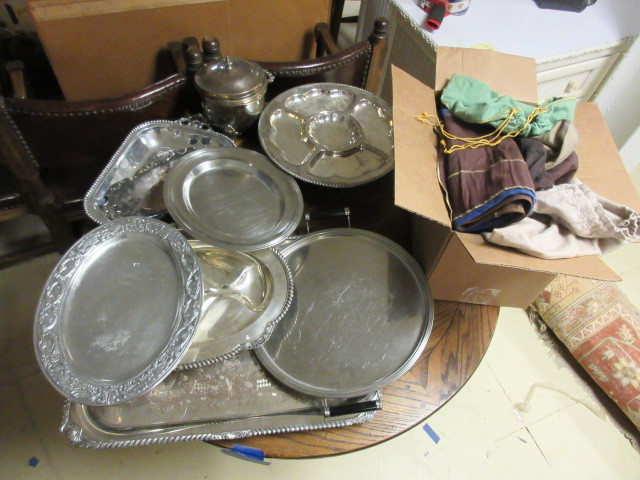 lot 231 image: SILVER PLATED SERVING ITEMS AND STORAGE BAGS