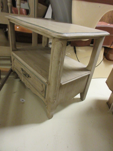 lot 203 image: BROYHILL FRENCH COUNTRY BEDROOM FURNITURE