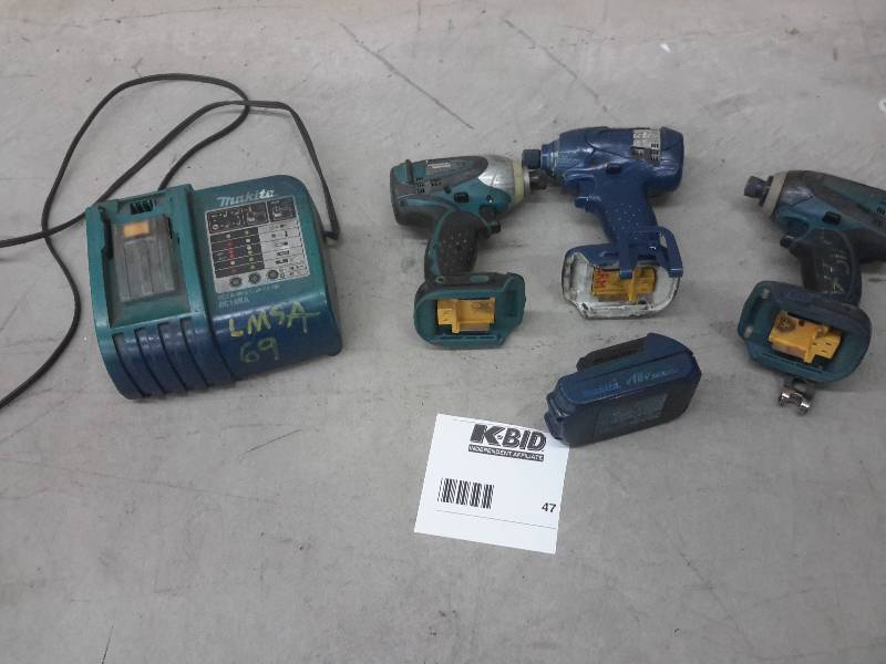 lot 47 image: 3 Makita Cordless Impact Drivers, 1 Battery, 1 Charger