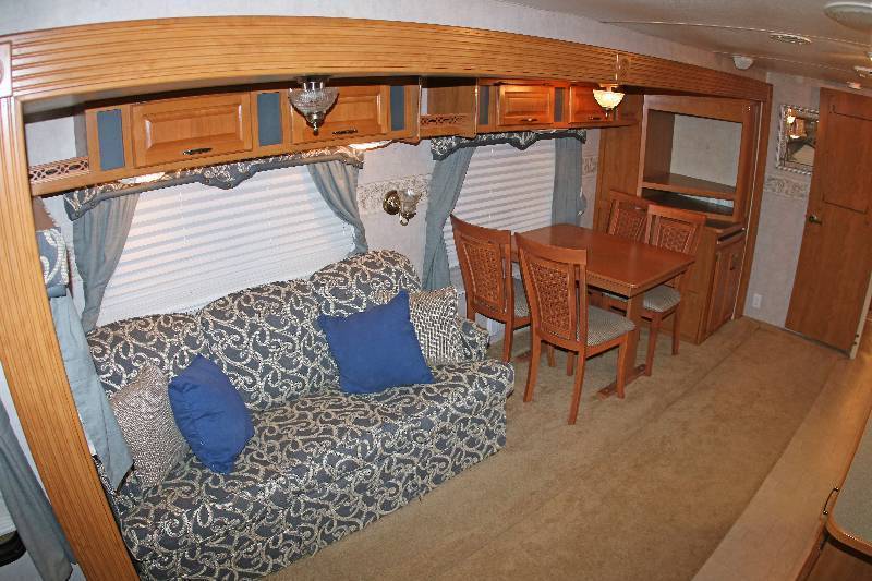 lot 0004 image: 2005 Fleetwood Prowler Regal 330RLDS Travel Trailer